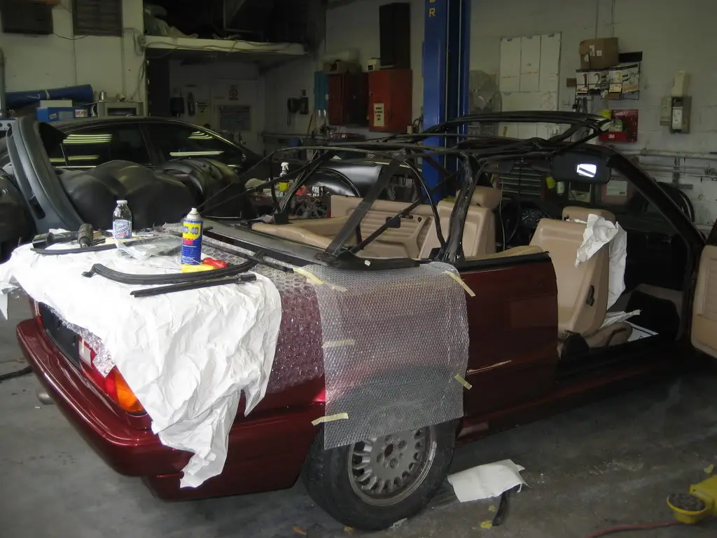 1992 BMW 325i in Calypso Red, photo 35