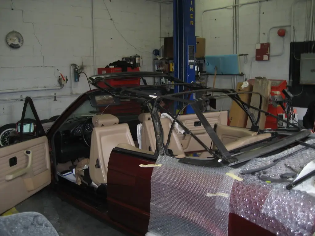 1992 BMW 325i in Calypso Red, photo 36