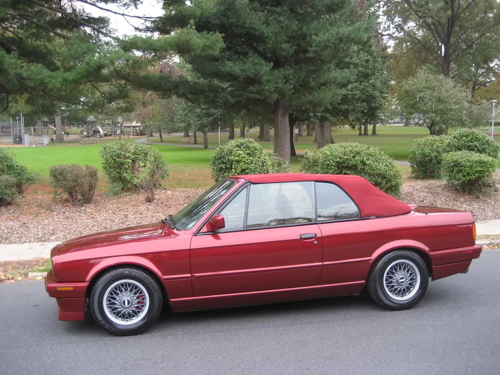 1992 BMW 325i in Calypso Red, photo 40