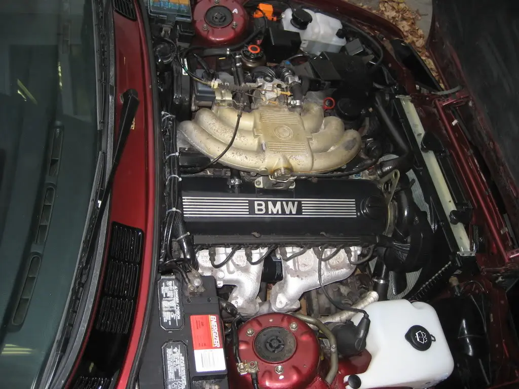 1992 BMW 325i in Calypso Red, photo 39