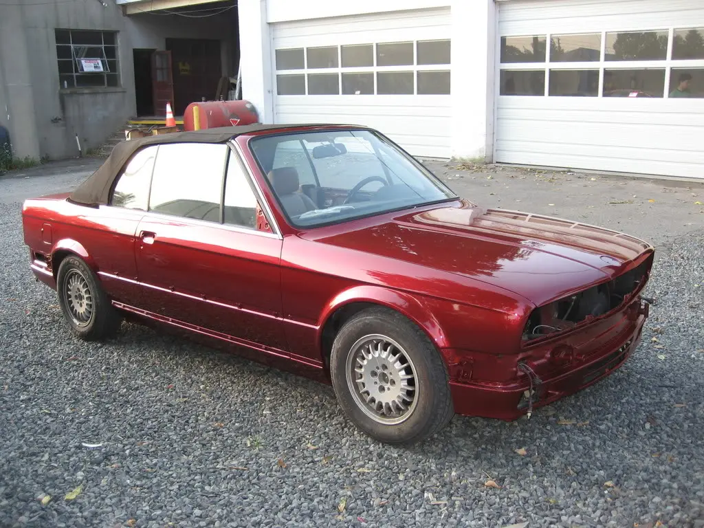 1992 BMW 325i in Calypso Red, photo 27