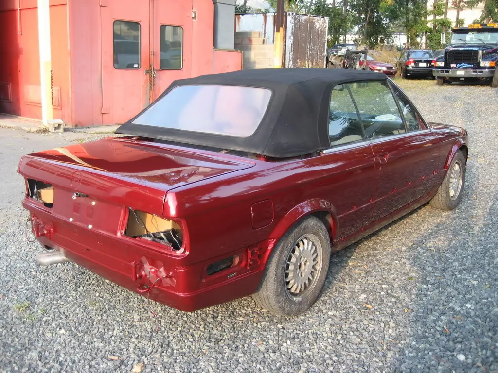 1992 BMW 325i in Calypso Red, photo 28