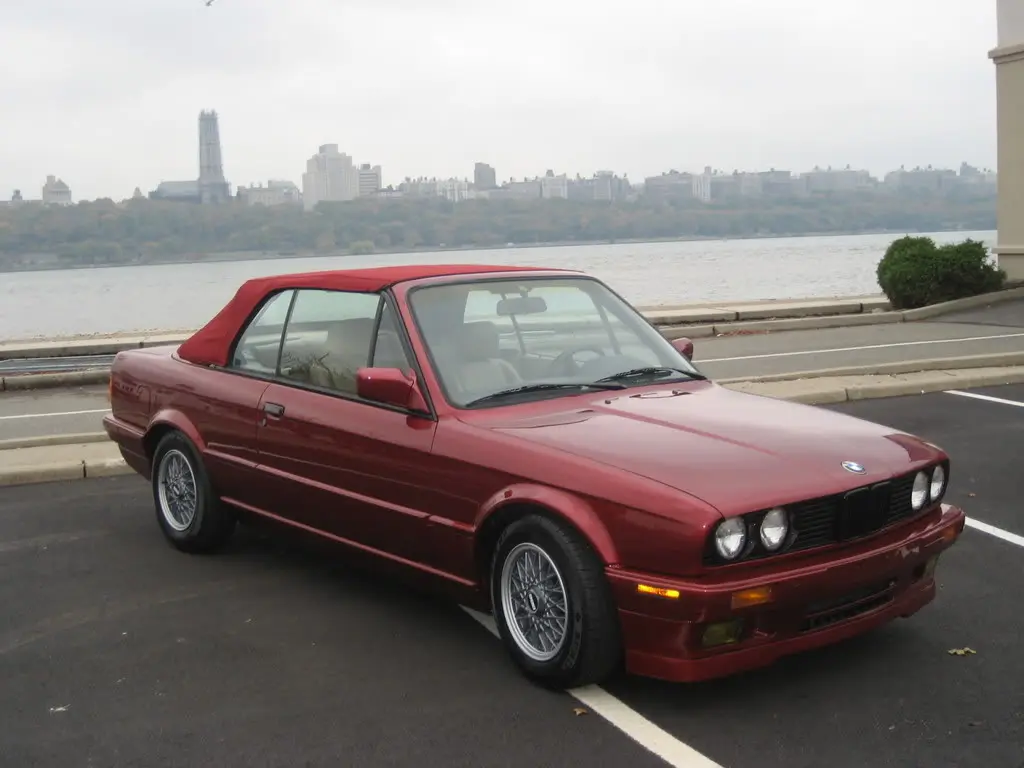 1992 BMW 325i in Calypso Red, photo 45