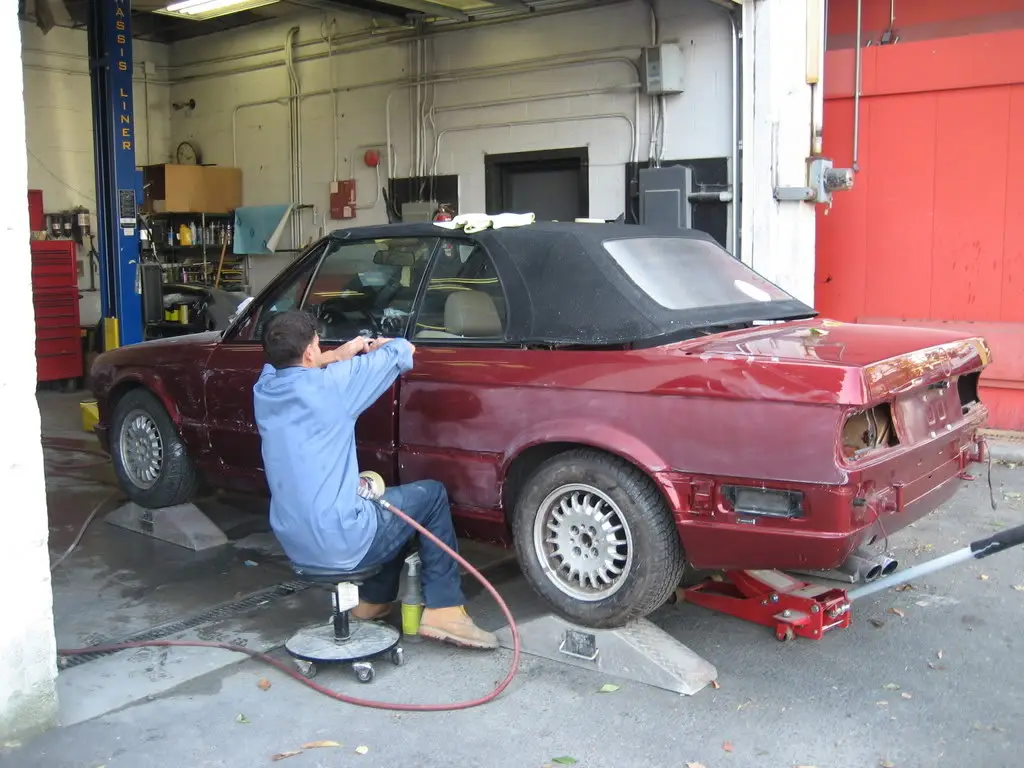 1992 BMW 325i in Calypso Red, photo 34
