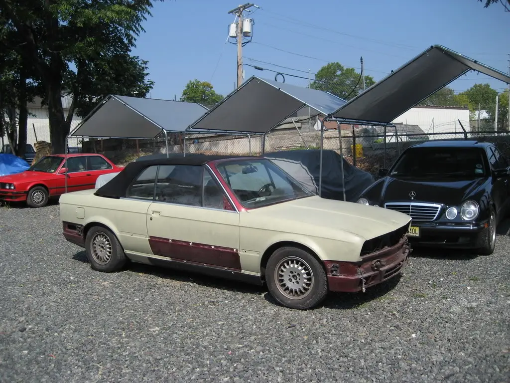 1992 BMW 325i in Calypso Red, photo 25
