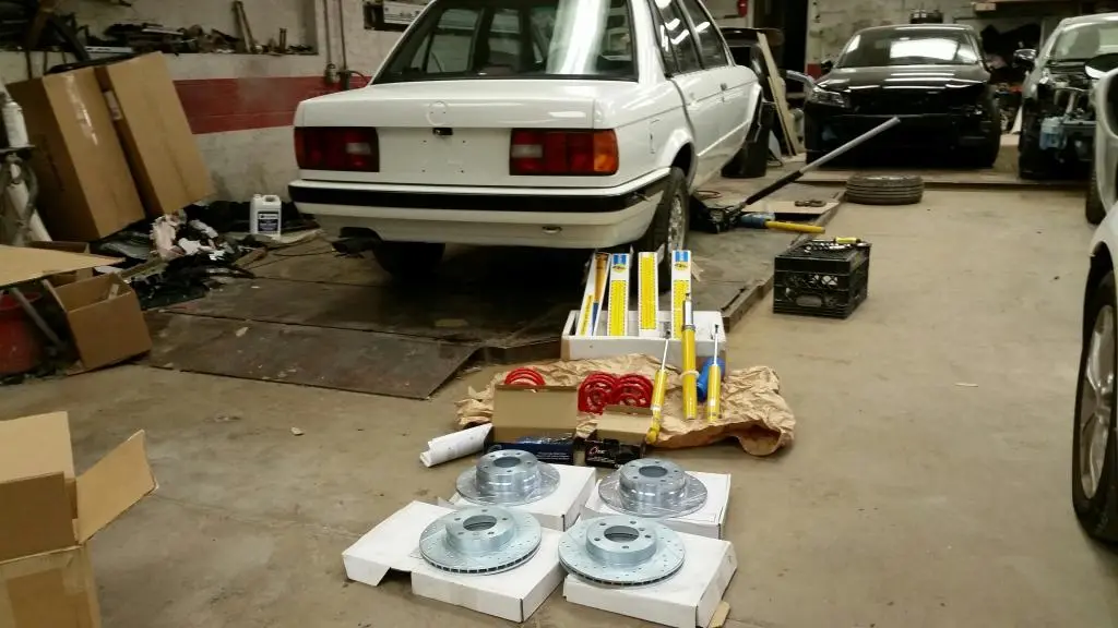 1989 BMW 325i Sedan in Alpine White, photo 41