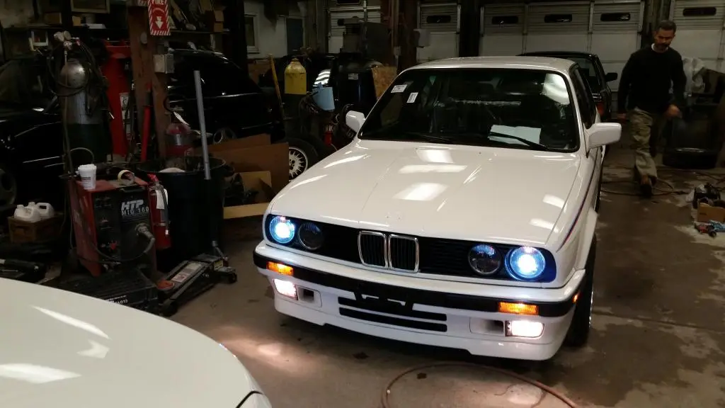 1989 BMW 325i Sedan in Alpine White, photo 60