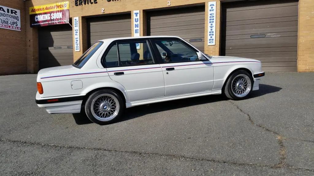 1989 BMW 325i Sedan in Alpine White, photo 2