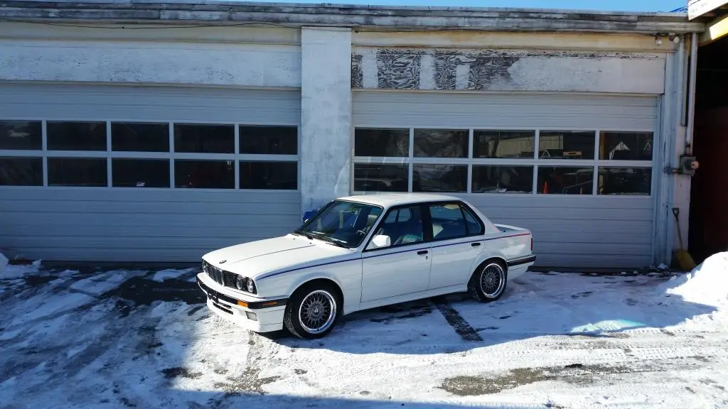 1989 BMW 325i Sedan in Alpine White, photo 3